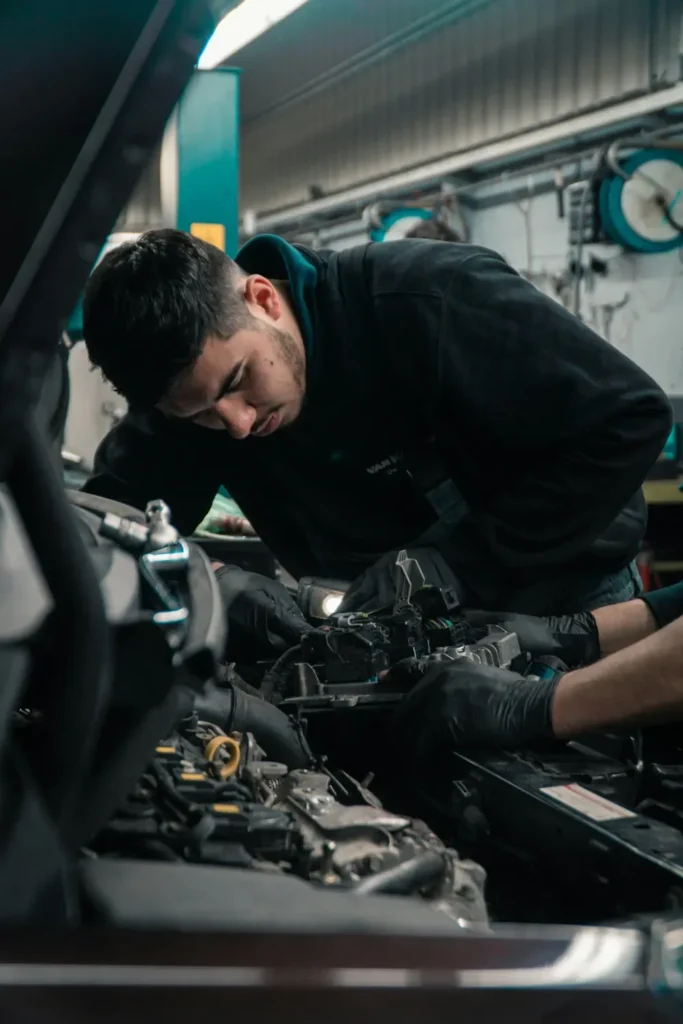 Mehaničar radi na motoru